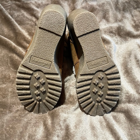 Unionbay ankle boot tan wedges. Faux fur trim. Size 6.5. Hardly worn. - Picture 7 of 8